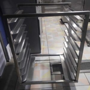 Escabiladero con rodachines ligeramente usado,medidas: 55x66x68 40 x 80 x 90cm Cod: II0386
