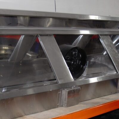 Campana 225 x 70 x 45 cm
Filtros: 3 unidades de 61 x 50 cm
Altura del ducto: 17 cm
Extractor axial de 13” – 110 V
Trampas de grasa: 2 unidades Cod: I0445