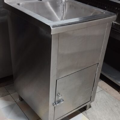 Mesa con poceta generales: 55 cm x 60 cm x 90 cm 
Características:
Poceta: 44 cm x 44 cm x 20 cm de profundidad 
Estructura: Con puerta frontal y entrepaño interior 
Diseño: Compacto y funcional Cod: I0442