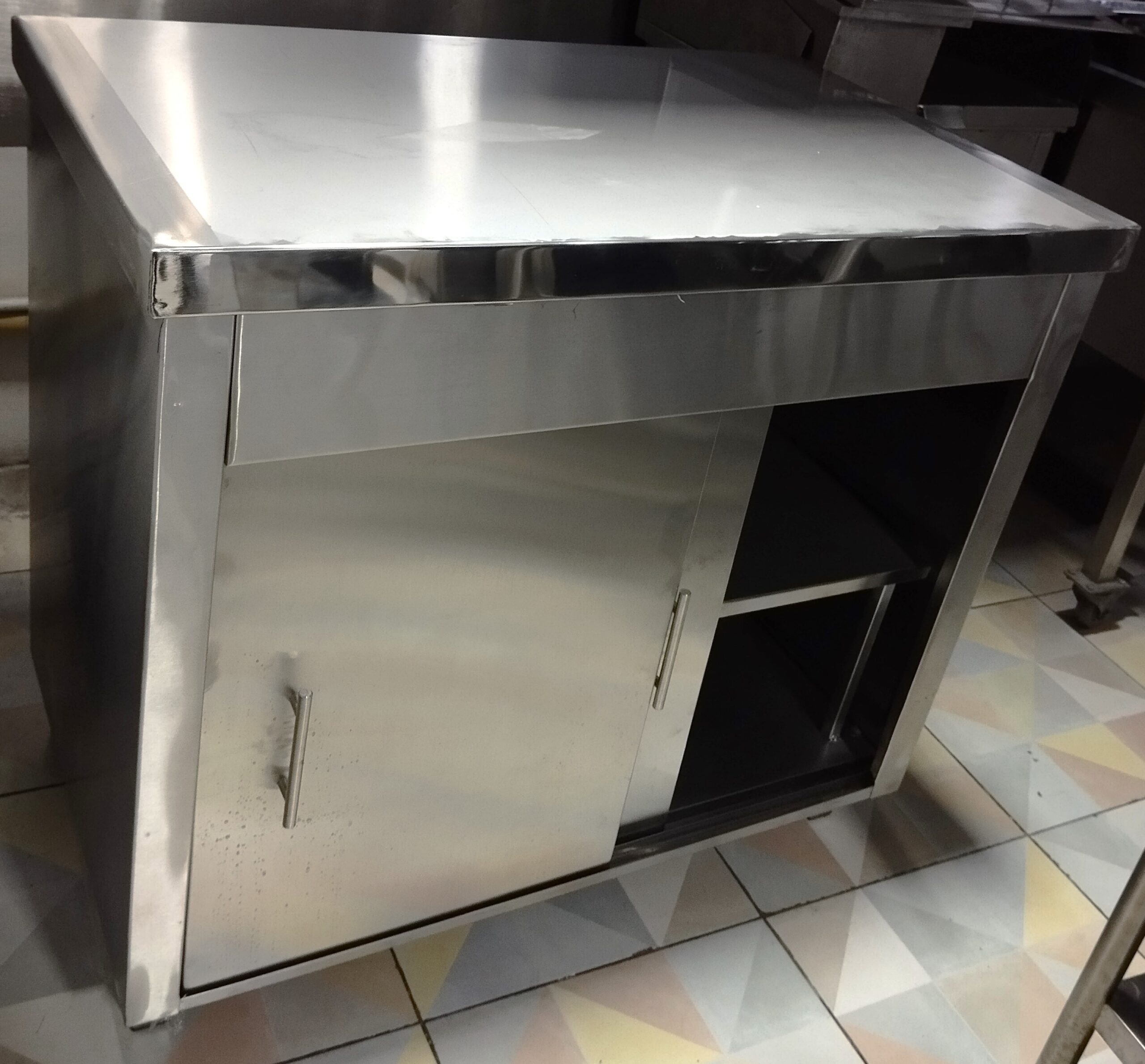 Mesa de trabajo con 2 puertas