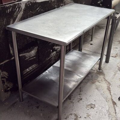 Mesón de trabajo en acero inoxidable con entrepaño    1,20 x 60 x 86 cm Cod: I0426