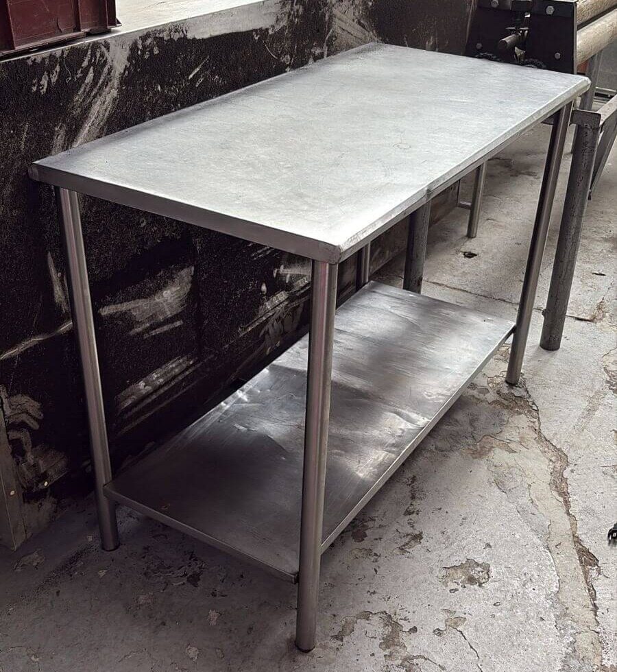 Mesón de trabajo en acero inoxidable con entrepaño