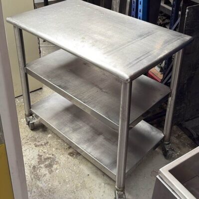 Mesón de trabajo en acero inoxidable con entrepaño    1m x 60 x 89 cm Cod: I0427