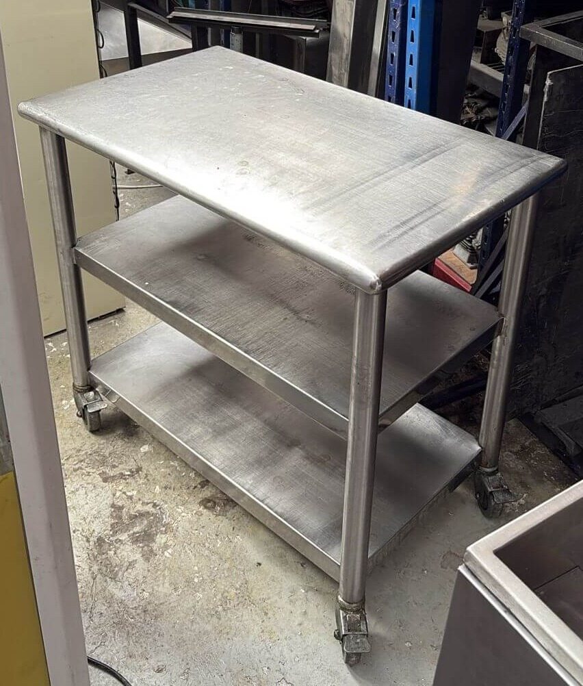 Mesón de trabajo en acero inoxidable con entrepaño