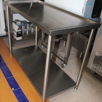 Mesón de trabajo en acero inoxidable con entrepaño 118 x 55 x 91 cm
Fabricado en acero inoxidable Cod: I0452