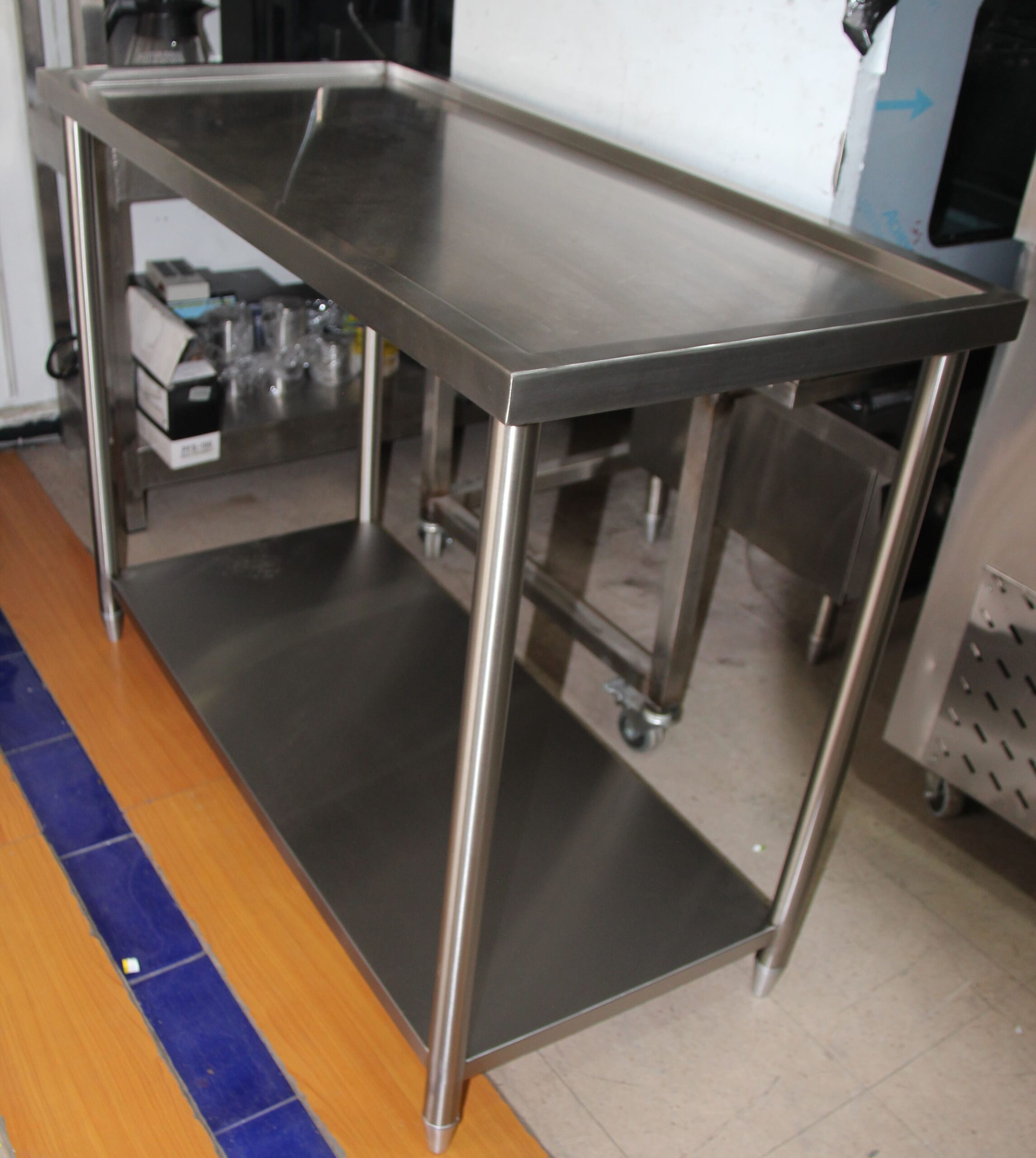 Mesón de trabajo en acero inoxidable con entrepaño