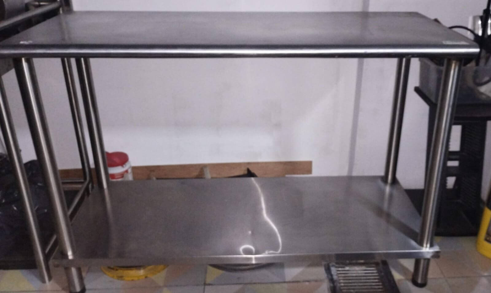 Mesón en acero con entrepaño