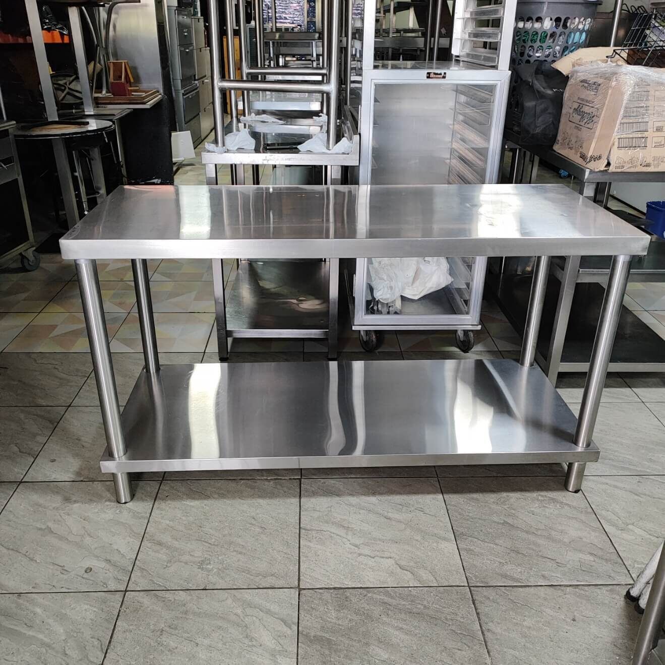 Mesón en acero con entrepaño