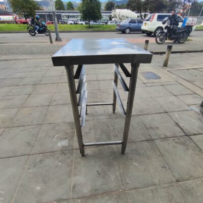 Mesón en acero con escabiladeroescabiladero: 34 x 61
Dimensiones totales: 53x 77 x 91cm Cod: I0328