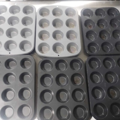 Moldes para ponque,para 12 unidades,  fabricado en metal, ligeramente usado 40 x 80 x 90cm Cod: I0384