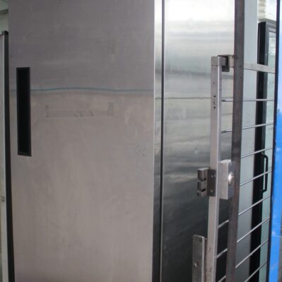 Nevera industrial de una puerta  69 x 84 x 206 cm
  Fabricado en acero inoxidable
  Sistema de refrigeración eficiente y silencioso Cod: I0456