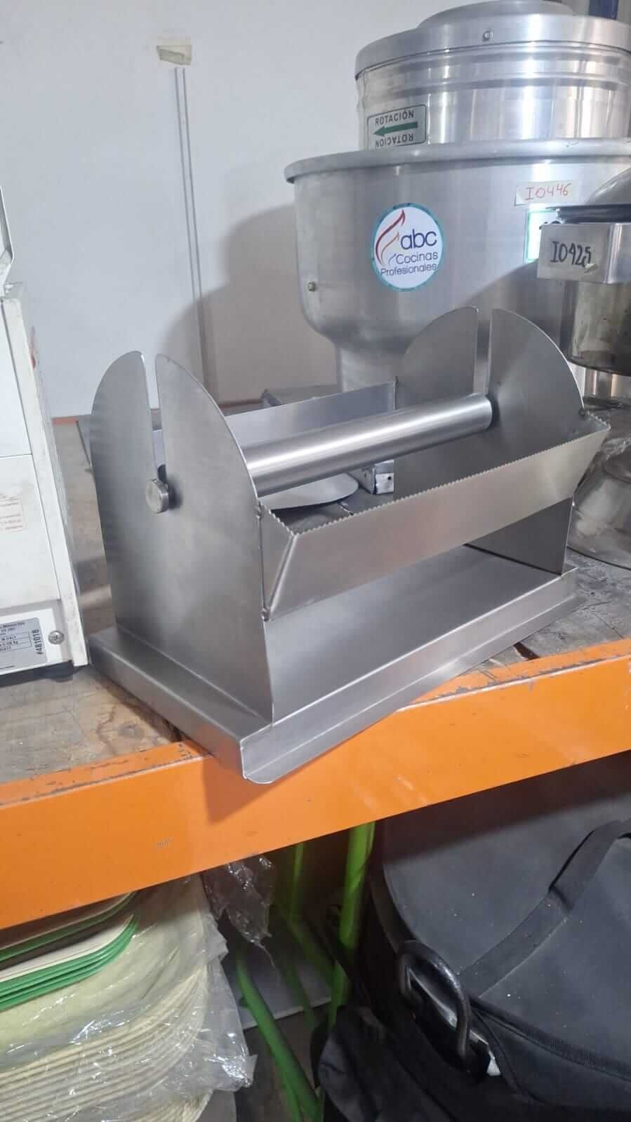 Dispensador y cortador de rollos para cocina industrial