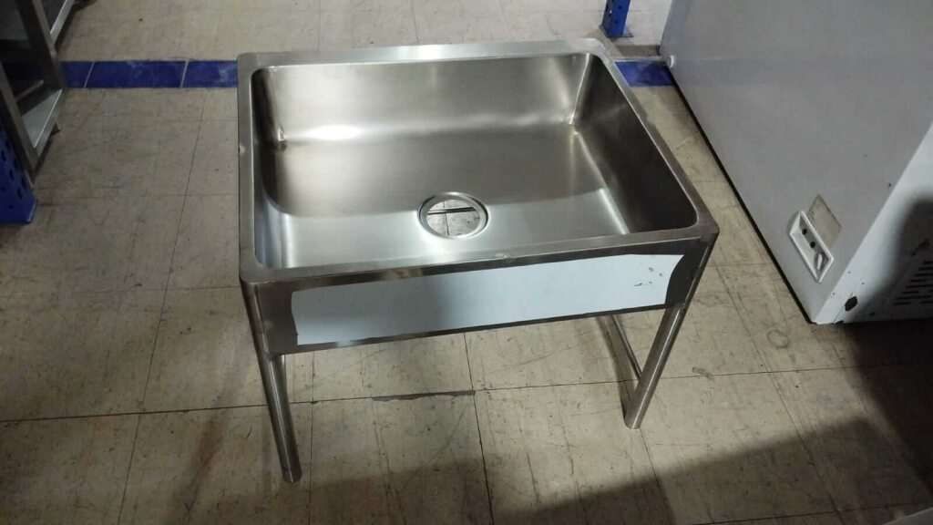 Lavaplatos industrial de una poceta