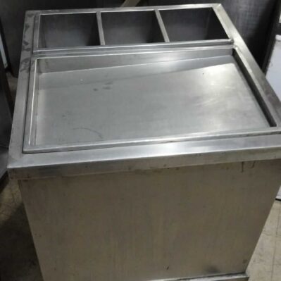 Mesa de trabajo para despresar pollo o escurridor de fritos.
76 x 80 x 82 cm
                                                         Cod: I0464