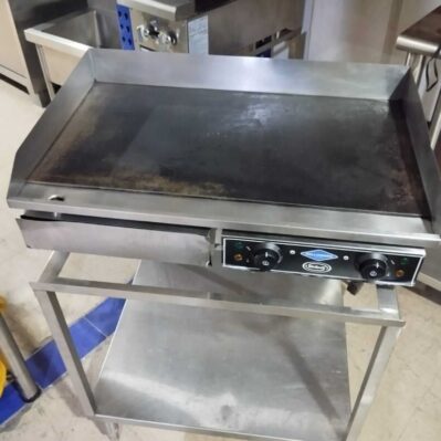 Plancha de Sobreponer en Acero EléctricaPlancha: 73 x 46 x 24cm
Dimensiones base: 67 x 63 x 70 cm Cod: I0005