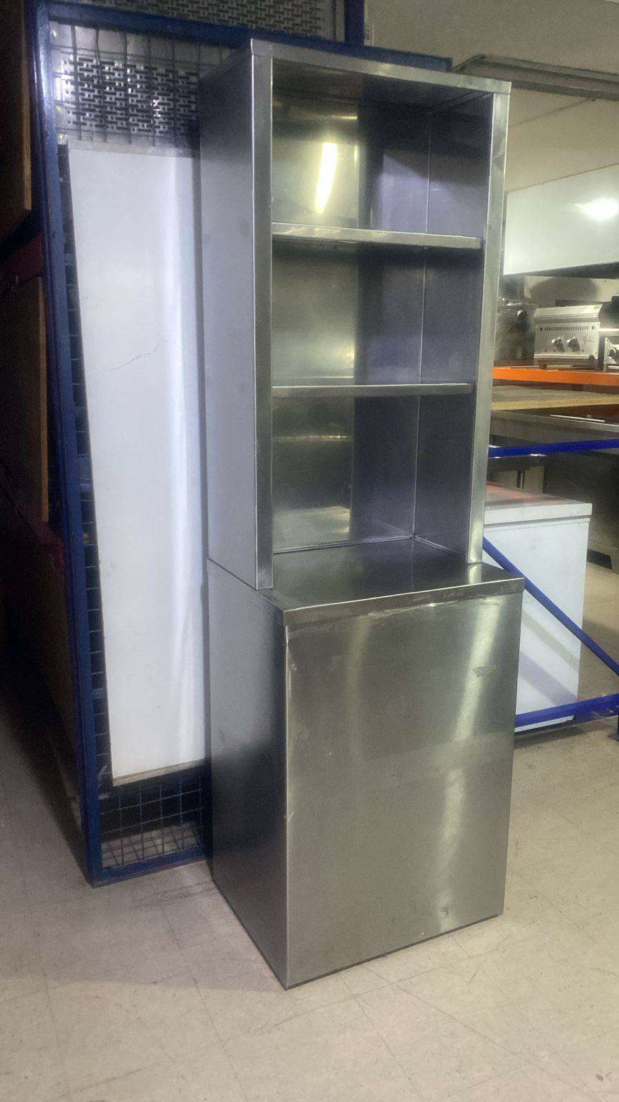 Estantería alta con gabinete inferior