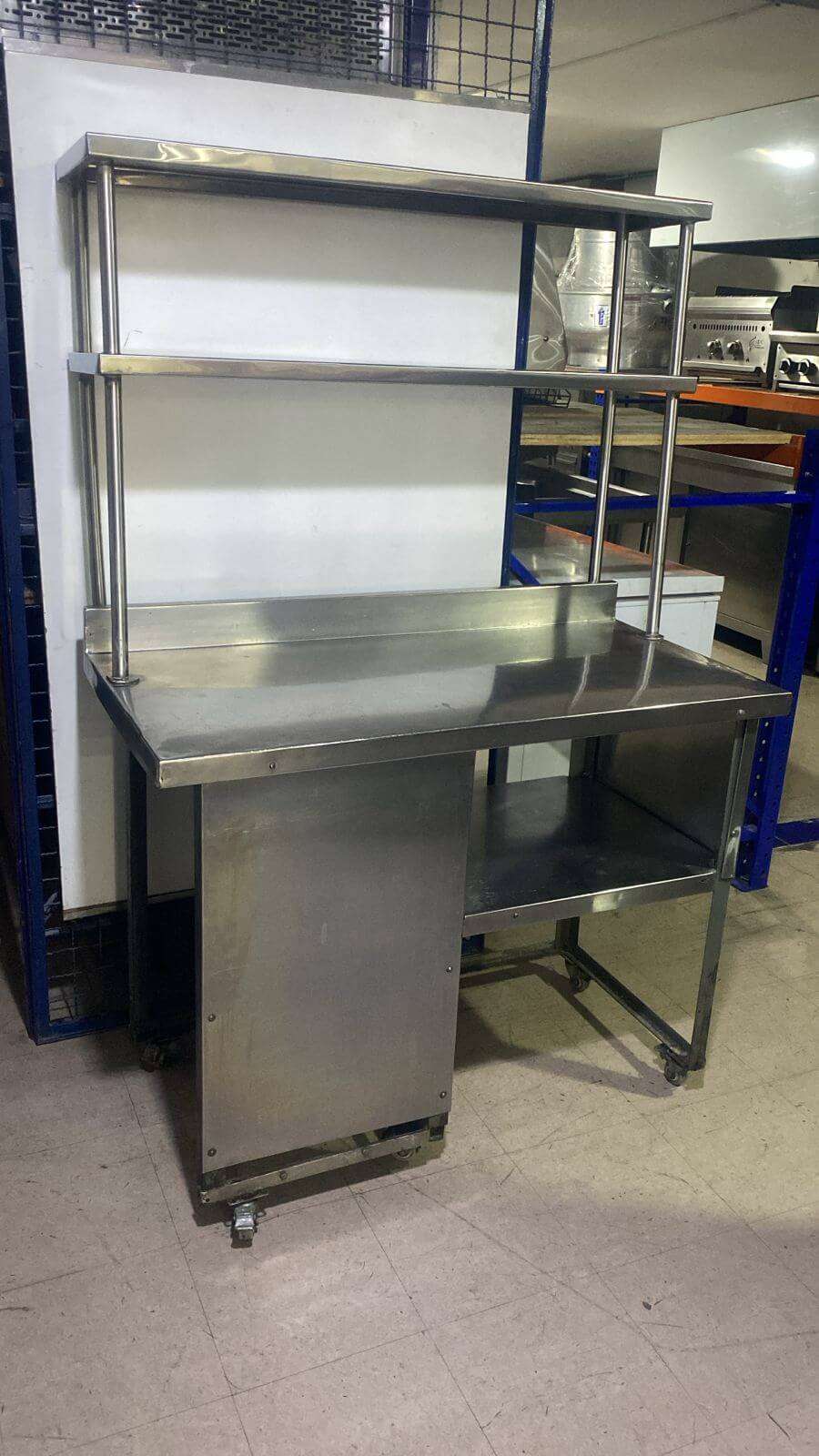 Mesa de trabajo con entrepaño superior y ruedas