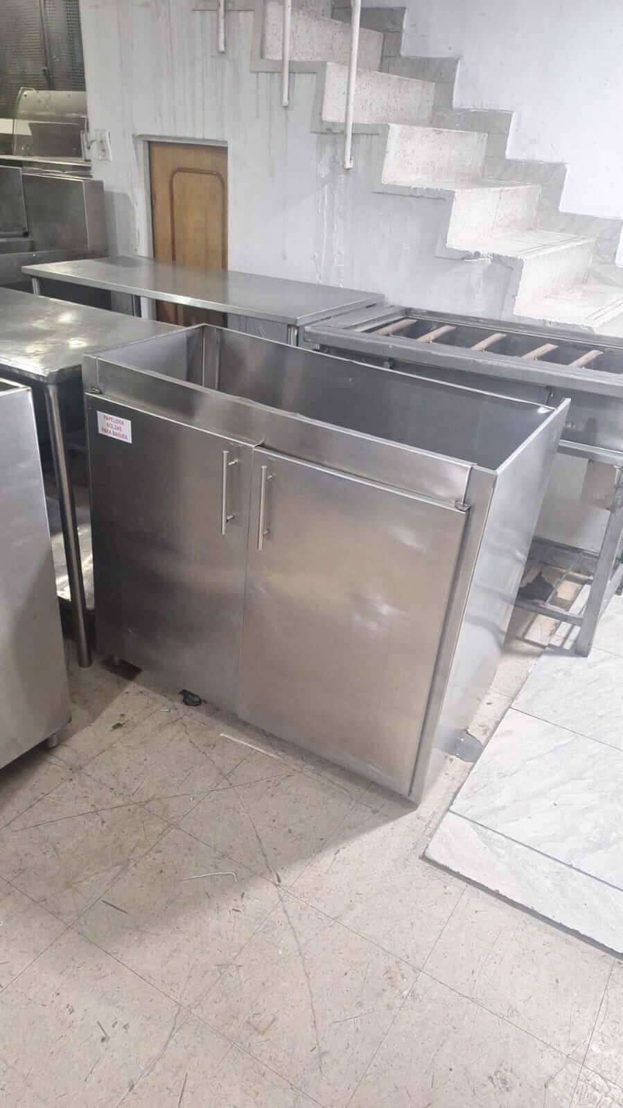 Mueble bajo con puertas