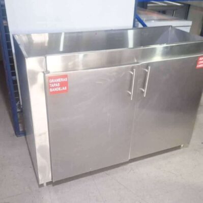 Mueble con dos puertas