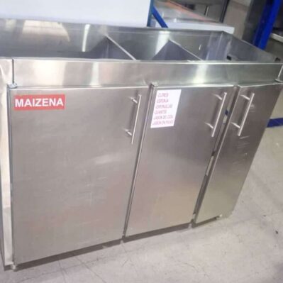 Mueble con tres puertas