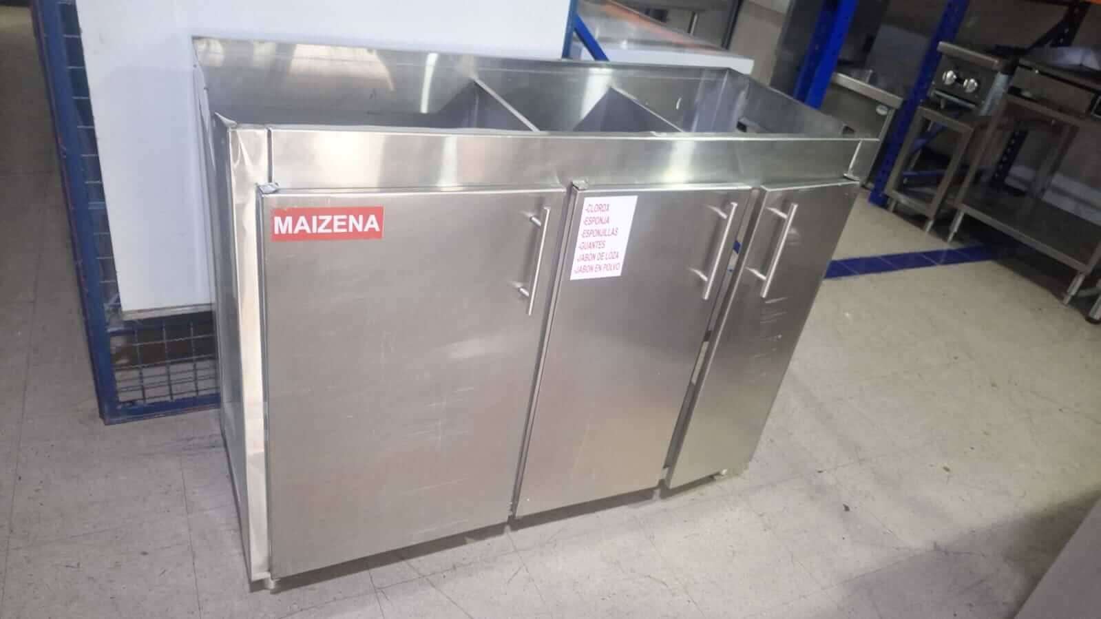 Mueble con tres puertas