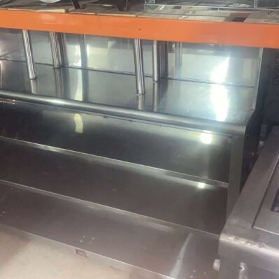 Mueble mostrador con doble entrepaño y mueble superior