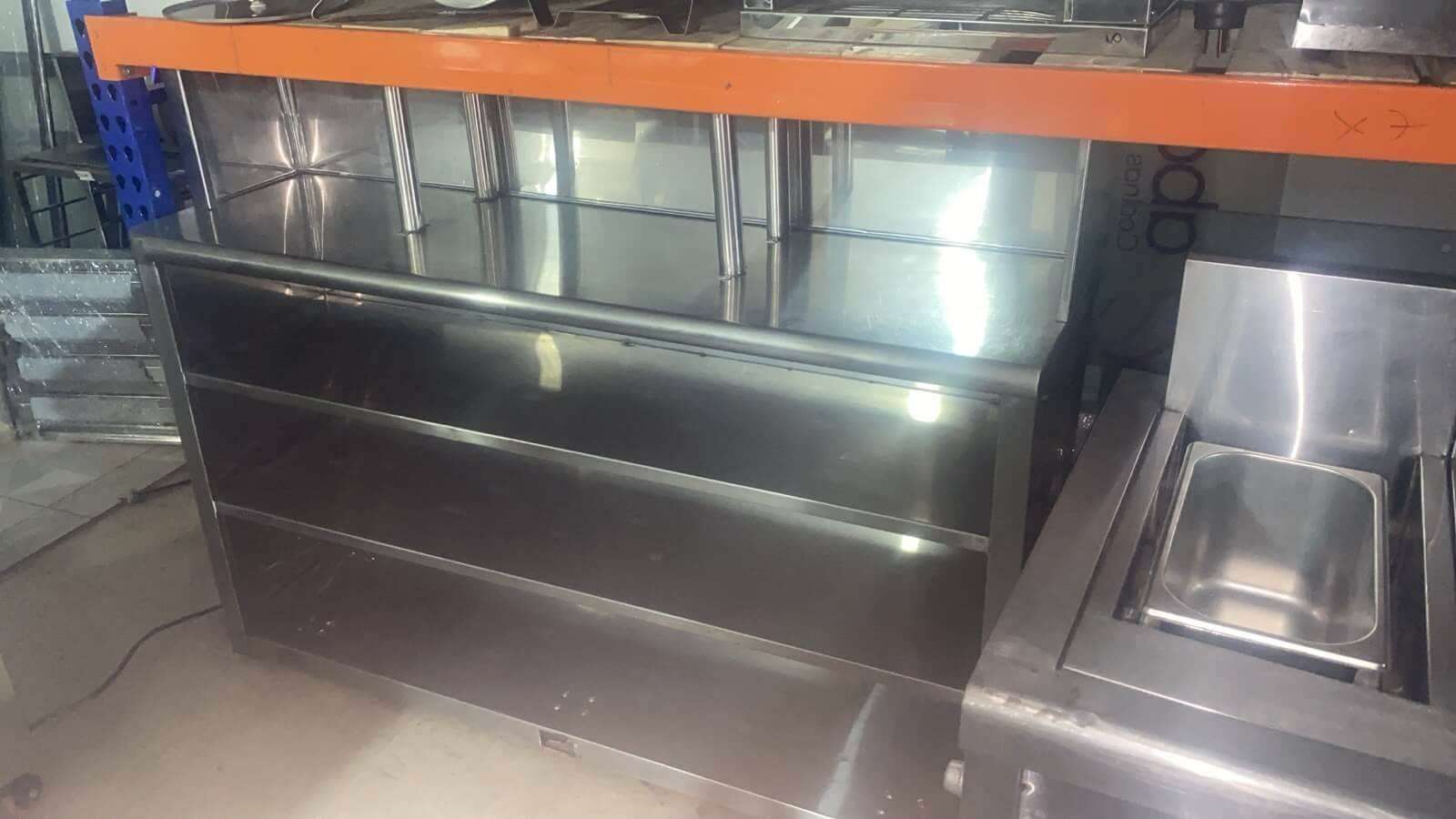Mueble mostrador con doble entrepaño y mueble superior